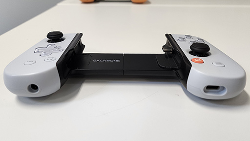画像ギャラリー No.005のサムネイル画像 / iPhone,Android用の合体型ゲームパッド「Backbone One」をソースネクストが国内発売