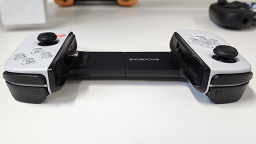 画像ギャラリー No.006のサムネイル画像 / iPhone,Android用の合体型ゲームパッド「Backbone One」をソースネクストが国内発売