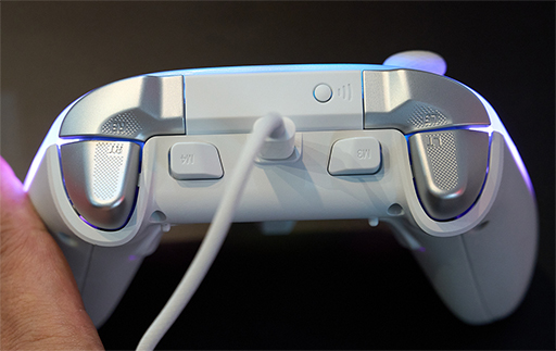 静電容量式スティックを採用したゲームパッド「Rainbow 3」を