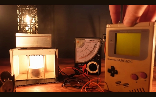画像ギャラリー No.005のサムネイル画像 / ろうそくの炎でゲームボーイをプレイ。太陽電池では出力が足りない中，果たしてどのような方法が考案されたのか