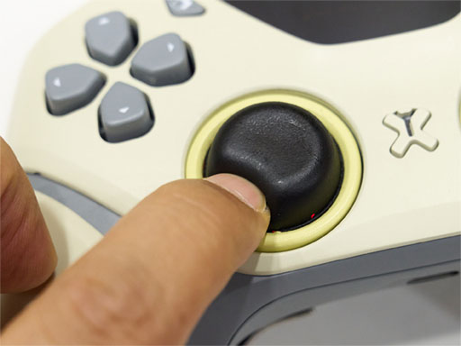 画像ギャラリー No.008のサムネイル画像 / ゲームパッドのアナログスティックから軸を取ったらどうなる？ “ぐにぃ”という感触が心地いいAxisray Labの「BASH」を試す［TGS2026］