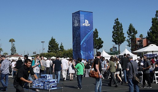 画像集 No.002のサムネイル画像 / ［E3 2015］「シェンムーIII」「トリコ」「FF VII」リメイクなど注目作の新情報が満載。「PlayStation E3 EXPERIENCE 2015 Press Conference」Twitter実況まとめ