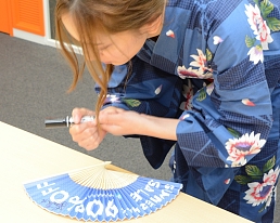 画像ギャラリー No.006のサムネイル画像 / PS Storeで開催されている「SUMMER SALE 2018」の告知キャンペーンとして,池袋駅のオレンジロードに持ち帰り自由のオリジナル扇子が展示中