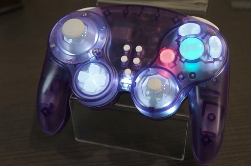 画像ギャラリー No.001のサムネイル画像 / ゲームキューブ風のサードパーティ製ゲームパッドがクラウドファンディング中。TMRジョイスティックなど最新機能を搭載し，発光設定も可能