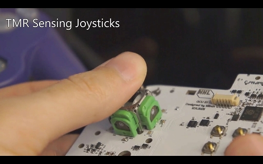 画像ギャラリー No.007のサムネイル画像 / ゲームキューブ風のサードパーティ製ゲームパッドがクラウドファンディング中。TMRジョイスティックなど最新機能を搭載し，発光設定も可能