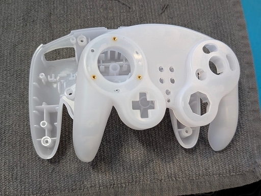 画像ギャラリー No.013のサムネイル画像 / ゲームキューブ風のサードパーティ製ゲームパッドがクラウドファンディング中。TMRジョイスティックなど最新機能を搭載し，発光設定も可能