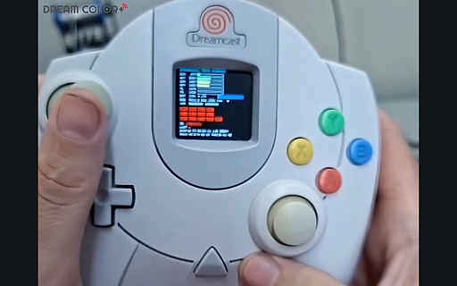画像ギャラリー No.002のサムネイル画像 / ドリームキャストのコントローラをツインスティック化，振動やマイク，ビジュアルメモリのディスプレイも内蔵する非公式ハードがクラファン中