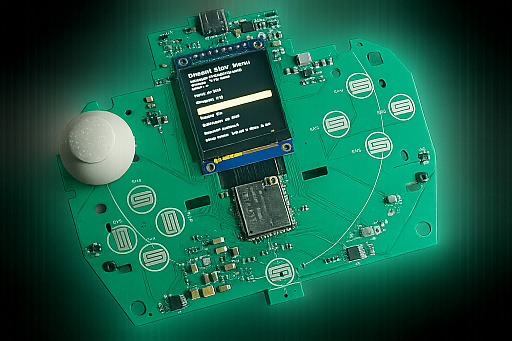 画像ギャラリー No.008のサムネイル画像 / ドリームキャストのコントローラをツインスティック化，振動やマイク，ビジュアルメモリのディスプレイも内蔵する非公式ハードがクラファン中