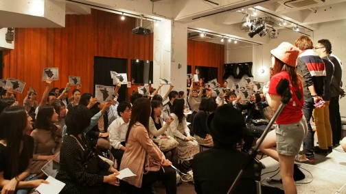 画像ギャラリー No.005のサムネイル画像 / 観客参加型「人狼」観戦イベント，「異種格闘技人狼」。各界の人狼フリーク達が集結したステージを，出演者の男色ディーノ選手が自らレポート