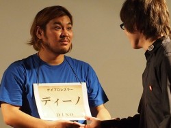 画像ギャラリー No.006のサムネイル画像 / 観客参加型「人狼」観戦イベント，「異種格闘技人狼」。各界の人狼フリーク達が集結したステージを，出演者の男色ディーノ選手が自らレポート