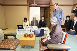 画像ギャラリー No.007のサムネイル画像 / 「第1回囲碁電王戦」，コンピュータ囲碁ソフトZenが小沢一郎氏との対局を制す