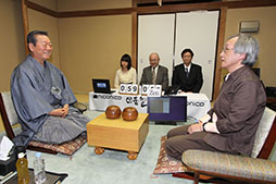 画像ギャラリー No.008のサムネイル画像 / 「第1回囲碁電王戦」，コンピュータ囲碁ソフトZenが小沢一郎氏との対局を制す