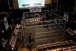 画像ギャラリー No.002のサムネイル画像 / 甲冑を装備して剣や斧でぶつかり合う,ゲームのような光景が現実の競技に。「ジャパン・アーマードバトル・リーグ」をレポート