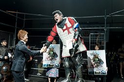 画像ギャラリー No.003のサムネイル画像 / 甲冑を装備して剣や斧でぶつかり合う,ゲームのような光景が現実の競技に。「ジャパン・アーマードバトル・リーグ」をレポート