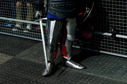 画像ギャラリー No.004のサムネイル画像 / 甲冑を装備して剣や斧でぶつかり合う,ゲームのような光景が現実の競技に。「ジャパン・アーマードバトル・リーグ」をレポート