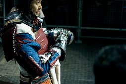 画像ギャラリー No.005のサムネイル画像 / 甲冑を装備して剣や斧でぶつかり合う,ゲームのような光景が現実の競技に。「ジャパン・アーマードバトル・リーグ」をレポート