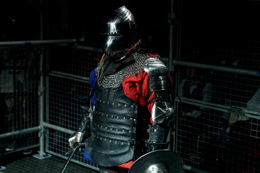 画像ギャラリー No.006のサムネイル画像 / 甲冑を装備して剣や斧でぶつかり合う,ゲームのような光景が現実の競技に。「ジャパン・アーマードバトル・リーグ」をレポート