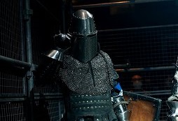 画像ギャラリー No.007のサムネイル画像 / 甲冑を装備して剣や斧でぶつかり合う,ゲームのような光景が現実の競技に。「ジャパン・アーマードバトル・リーグ」をレポート