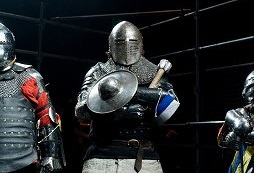 画像ギャラリー No.008のサムネイル画像 / 甲冑を装備して剣や斧でぶつかり合う,ゲームのような光景が現実の競技に。「ジャパン・アーマードバトル・リーグ」をレポート