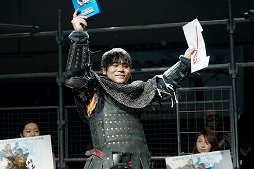 画像ギャラリー No.009のサムネイル画像 / 甲冑を装備して剣や斧でぶつかり合う,ゲームのような光景が現実の競技に。「ジャパン・アーマードバトル・リーグ」をレポート
