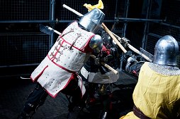 画像ギャラリー No.010のサムネイル画像 / 甲冑を装備して剣や斧でぶつかり合う,ゲームのような光景が現実の競技に。「ジャパン・アーマードバトル・リーグ」をレポート