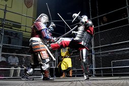 画像集#012のサムネイル/甲冑を装備して剣や斧でぶつかり合う，ゲームのような光景が現実の競技に。「ジャパン・アーマードバトル・リーグ」をレポート