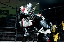 画像ギャラリー No.013のサムネイル画像 / 甲冑を装備して剣や斧でぶつかり合う,ゲームのような光景が現実の競技に。「ジャパン・アーマードバトル・リーグ」をレポート