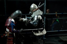 画像ギャラリー No.014のサムネイル画像 / 甲冑を装備して剣や斧でぶつかり合う,ゲームのような光景が現実の競技に。「ジャパン・アーマードバトル・リーグ」をレポート