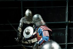 画像集#015のサムネイル/甲冑を装備して剣や斧でぶつかり合う，ゲームのような光景が現実の競技に。「ジャパン・アーマードバトル・リーグ」をレポート