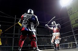 画像ギャラリー No.017のサムネイル画像 / 甲冑を装備して剣や斧でぶつかり合う,ゲームのような光景が現実の競技に。「ジャパン・アーマードバトル・リーグ」をレポート