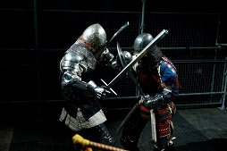 画像集#018のサムネイル/甲冑を装備して剣や斧でぶつかり合う，ゲームのような光景が現実の競技に。「ジャパン・アーマードバトル・リーグ」をレポート