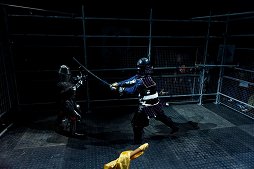画像集#022のサムネイル/甲冑を装備して剣や斧でぶつかり合う，ゲームのような光景が現実の競技に。「ジャパン・アーマードバトル・リーグ」をレポート