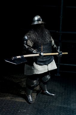 画像集#024のサムネイル/甲冑を装備して剣や斧でぶつかり合う，ゲームのような光景が現実の競技に。「ジャパン・アーマードバトル・リーグ」をレポート