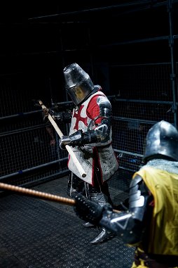 画像集#025のサムネイル/甲冑を装備して剣や斧でぶつかり合う，ゲームのような光景が現実の競技に。「ジャパン・アーマードバトル・リーグ」をレポート