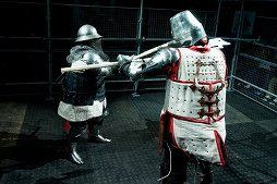 画像ギャラリー No.026のサムネイル画像 / 甲冑を装備して剣や斧でぶつかり合う,ゲームのような光景が現実の競技に。「ジャパン・アーマードバトル・リーグ」をレポート