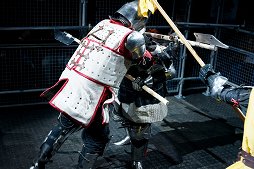 画像集#027のサムネイル/甲冑を装備して剣や斧でぶつかり合う，ゲームのような光景が現実の競技に。「ジャパン・アーマードバトル・リーグ」をレポート