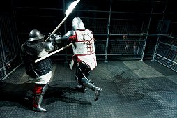 画像集#028のサムネイル/甲冑を装備して剣や斧でぶつかり合う，ゲームのような光景が現実の競技に。「ジャパン・アーマードバトル・リーグ」をレポート