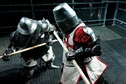 画像ギャラリー No.029のサムネイル画像 / 甲冑を装備して剣や斧でぶつかり合う,ゲームのような光景が現実の競技に。「ジャパン・アーマードバトル・リーグ」をレポート