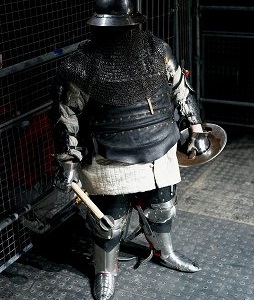 画像ギャラリー No.030のサムネイル画像 / 甲冑を装備して剣や斧でぶつかり合う,ゲームのような光景が現実の競技に。「ジャパン・アーマードバトル・リーグ」をレポート