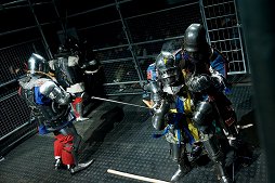 画像ギャラリー No.031のサムネイル画像 / 甲冑を装備して剣や斧でぶつかり合う,ゲームのような光景が現実の競技に。「ジャパン・アーマードバトル・リーグ」をレポート