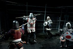 画像ギャラリー No.032のサムネイル画像 / 甲冑を装備して剣や斧でぶつかり合う,ゲームのような光景が現実の競技に。「ジャパン・アーマードバトル・リーグ」をレポート