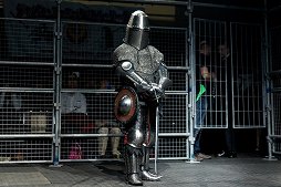 画像ギャラリー No.033のサムネイル画像 / 甲冑を装備して剣や斧でぶつかり合う,ゲームのような光景が現実の競技に。「ジャパン・アーマードバトル・リーグ」をレポート