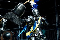 画像集#034のサムネイル/甲冑を装備して剣や斧でぶつかり合う，ゲームのような光景が現実の競技に。「ジャパン・アーマードバトル・リーグ」をレポート