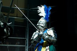 画像集#035のサムネイル/甲冑を装備して剣や斧でぶつかり合う，ゲームのような光景が現実の競技に。「ジャパン・アーマードバトル・リーグ」をレポート