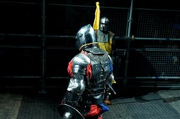 画像ギャラリー No.036のサムネイル画像 / 甲冑を装備して剣や斧でぶつかり合う,ゲームのような光景が現実の競技に。「ジャパン・アーマードバトル・リーグ」をレポート