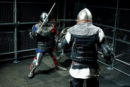 画像ギャラリー No.037のサムネイル画像 / 甲冑を装備して剣や斧でぶつかり合う,ゲームのような光景が現実の競技に。「ジャパン・アーマードバトル・リーグ」をレポート