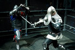 画像ギャラリー No.038のサムネイル画像 / 甲冑を装備して剣や斧でぶつかり合う,ゲームのような光景が現実の競技に。「ジャパン・アーマードバトル・リーグ」をレポート