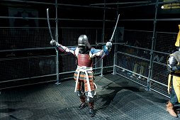 画像ギャラリー No.039のサムネイル画像 / 甲冑を装備して剣や斧でぶつかり合う,ゲームのような光景が現実の競技に。「ジャパン・アーマードバトル・リーグ」をレポート