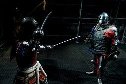 画像ギャラリー No.040のサムネイル画像 / 甲冑を装備して剣や斧でぶつかり合う,ゲームのような光景が現実の競技に。「ジャパン・アーマードバトル・リーグ」をレポート
