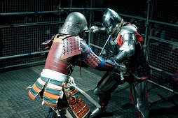 画像集#041のサムネイル/甲冑を装備して剣や斧でぶつかり合う，ゲームのような光景が現実の競技に。「ジャパン・アーマードバトル・リーグ」をレポート